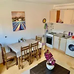 1bdr In Center - Free Parking Lejlighed