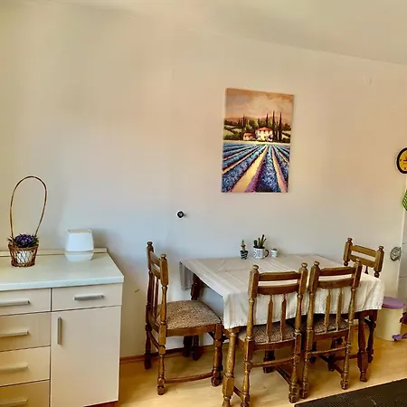 1bdr In Center - Free Parking Apartment