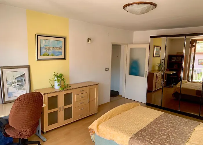 1bdr In Center - Free Parking *